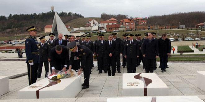 Ministri dhe Komandanti i FSK-së bëjnë homazhe në Kompleksin Memorial “Adem Jashari” në Prekaz