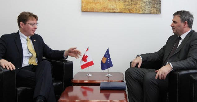 Ministri Demolli është takuar më ambasadorin kanadez në Kosovë