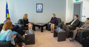 Dhurata Hoxha zotohet për bashkëpunim e koordinimin me Zyrën Administrative për Dhomat e Specializuara