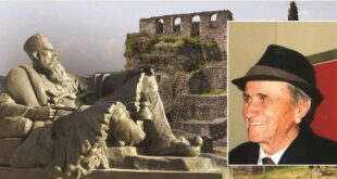 Dragua Shehu, për 20 vjet në zyrën e dekorimeve në Presidiumin e Kuvendit Popullor, kaloi CV-të e mijëra dëshmorëve, heronjve, punëtorëve, intelektualëve