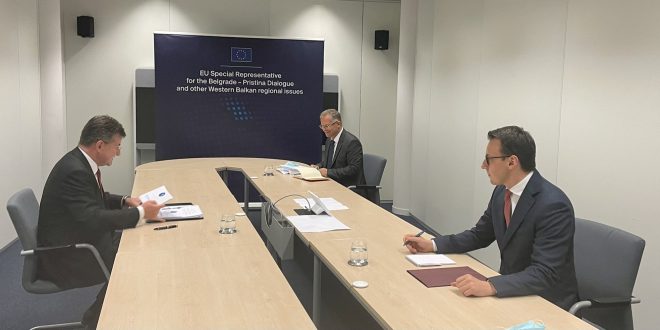 Delegacioni i Kosovës takohet sot në Bruksel me atë të Serbisë. ky takim vjen pas tensionimit të situatës në veri