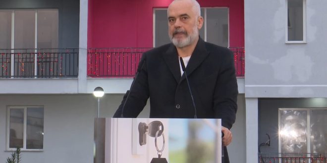 Edi Rama, në Kavajë, dorëzoi çelësat e 153 banesave në pallate të reja për familjet e prekura nga tërmeti i 26 Nëntorit 2019