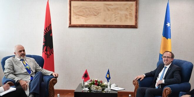 Gjatë qëndrimit në Kosovë, kryeministri i Shqipërisë, Edi Rama, është takuar edhe me ish-kryeministrin Avdullah Hoti
