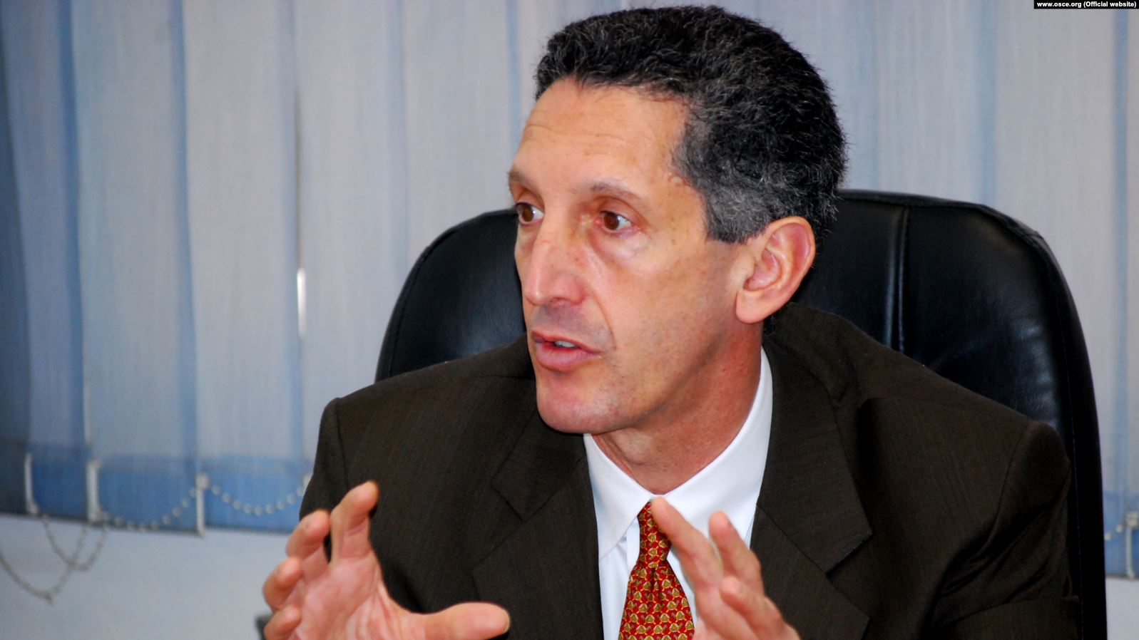 Edward Joseph  Kosova nuk mund të përballojë armiqësimin me SHBA në