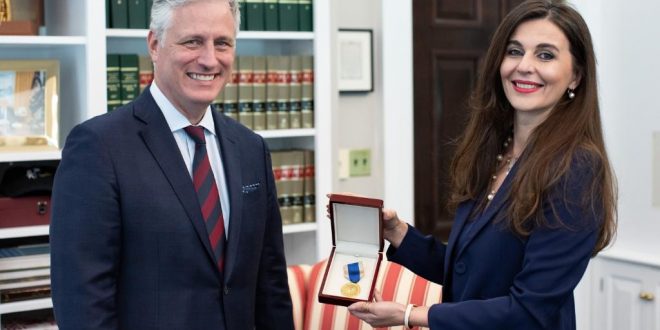 Ambasadorja e Kosovës në SHBA, Vlora Çitaku i dorëzon medaljen “Urdhëri i Lirisë” këshilltarit të Trumpit, Robert O’Brien