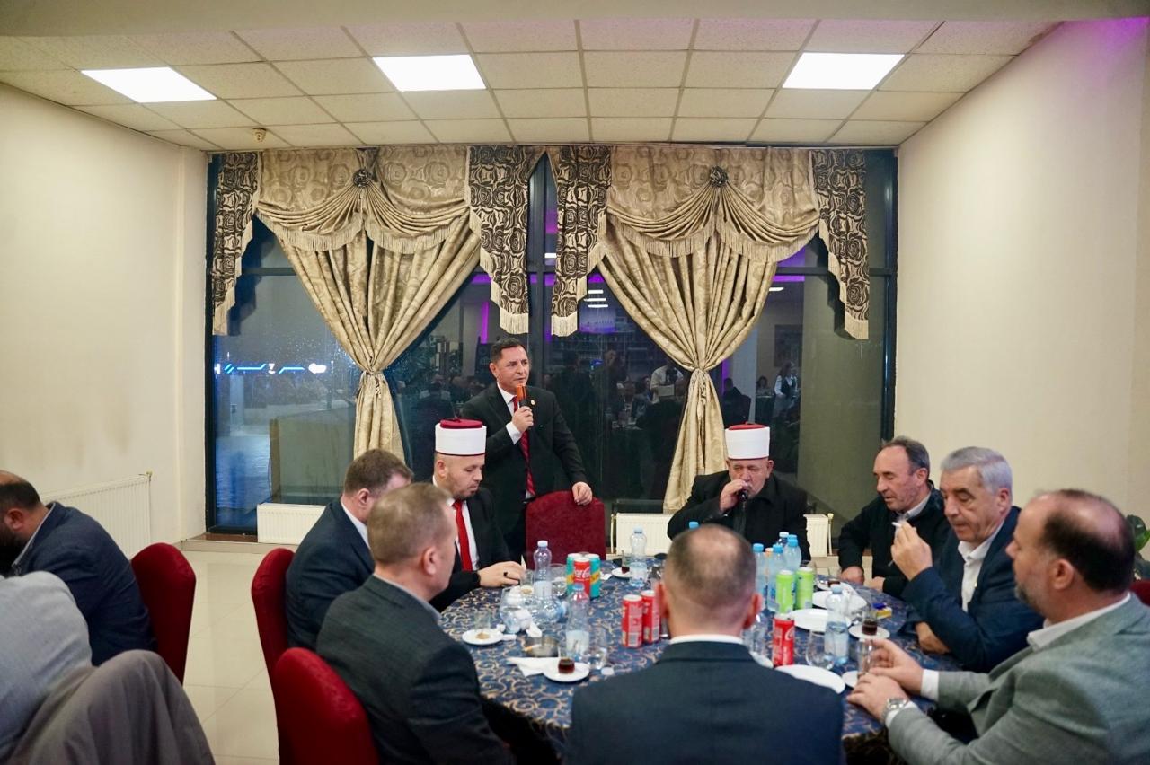 Kryetari Kastrati organizoi iftar tradicional për familjet e dëshmorëve dhe përfaqësuesit e Bashkësisë Islame