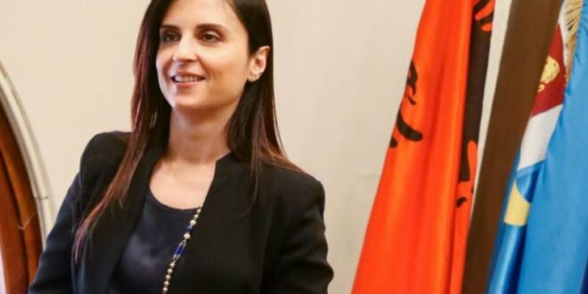 Kryebashkiakja e Durrësit, Emiriana Sako, reagoi pas kritikave gjatë ditëve të fundit nga ana e rivalit të saj politik, Igli Cara