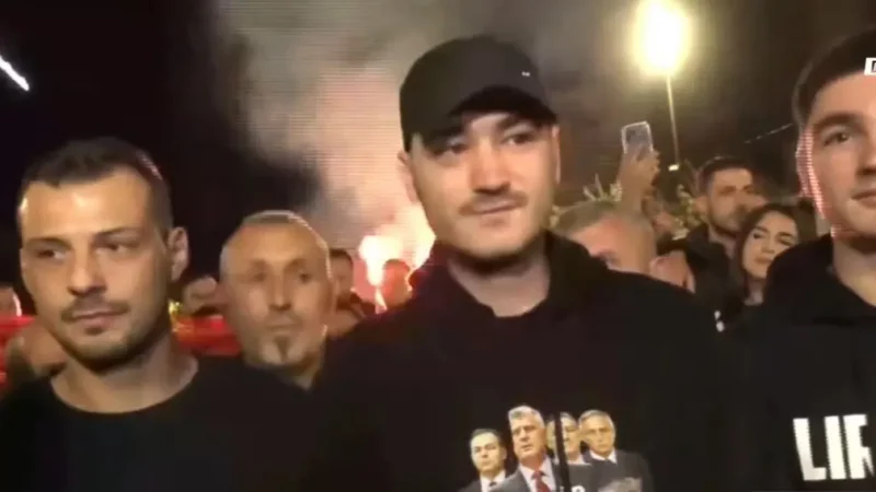 Endrit Thaçi dhe Klestor Veseli kanë marrë pjesë në protestën që është organizuar të enjten mbrëma në sheshin e Prishtinës