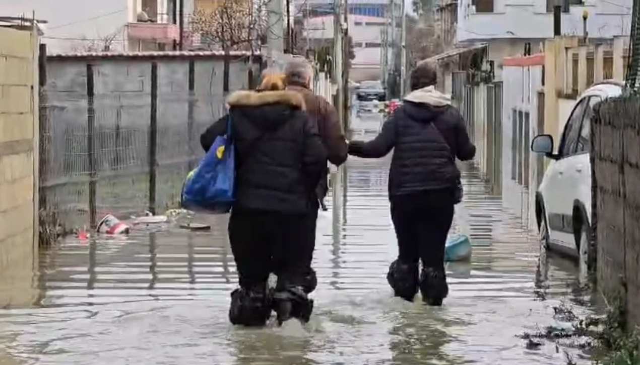 AME  Përmirësim i situatës nga vërshimet  lumenjtë në rënie  disa rrugë ende të bllokuara