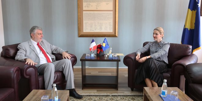 Ministrja Hoxha e ka pritur sot në takim lamtumirës, ambasadorin e Francës në Kosovë, Didier Chabert