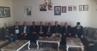 Fatmir Limaj viziton familjet e dëshmorëve, Valdet Sopi dhe Qamil Thaqi në 22-vjetorin e rënies heroike të tyre
