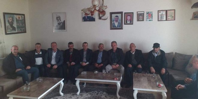Fatmir Limaj viziton familjet e dëshmorëve, Valdet Sopi dhe Qamil Thaqi në 22-vjetorin e rënies heroike të tyre
