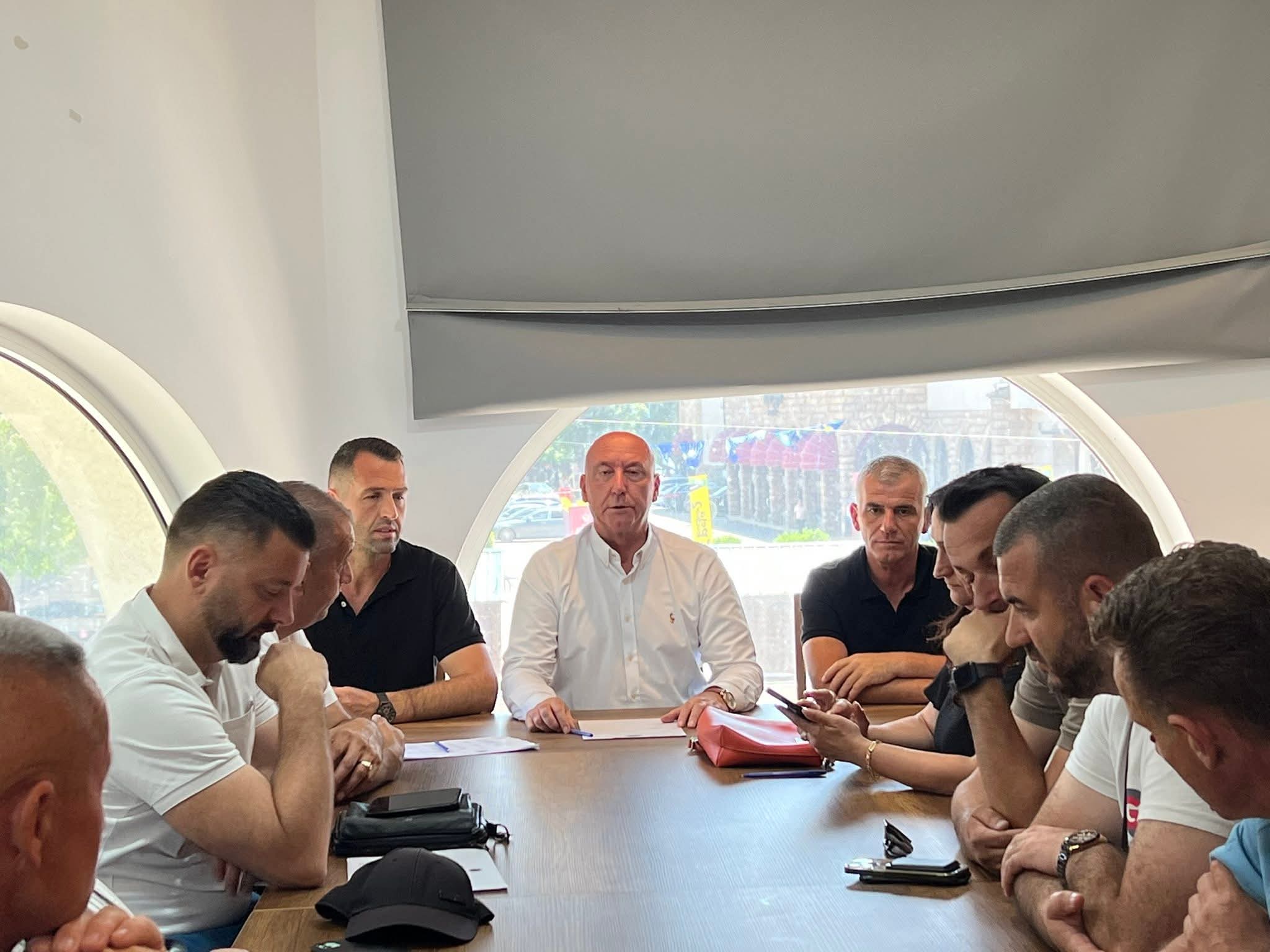 Ali Berisha mobilizon strukturat e AAK së në Pejë