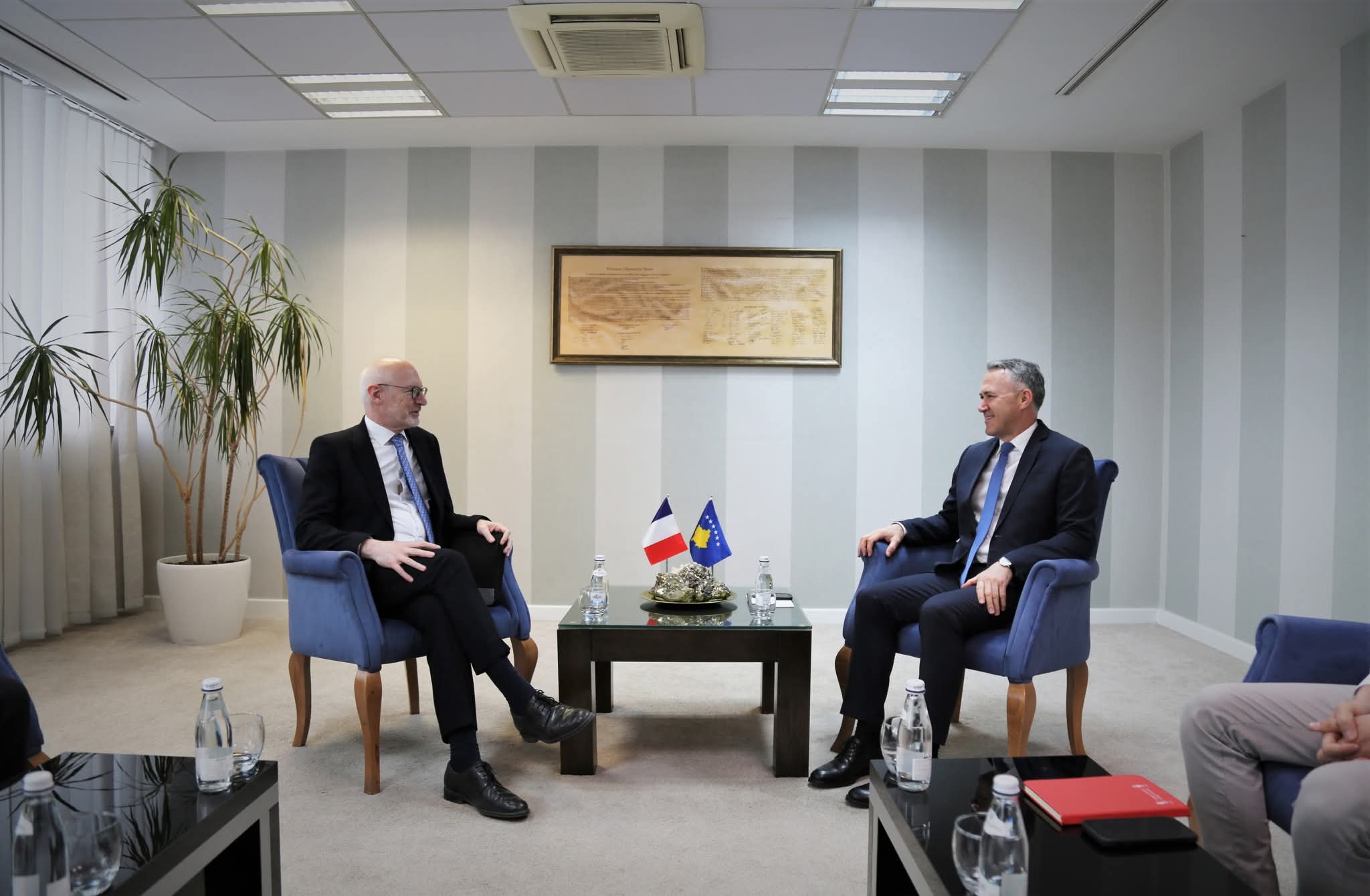 Jeton Zulfaj takon ambasadorin francez Guérot  në fokus agjenda evropiane dhe statusi kandidat për Kosovën