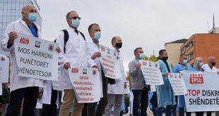 Federata e Sindikatave të Shëndetësisë, ka protestuar para Qeverisë me kërkesë për ligjin lidhur me pagat