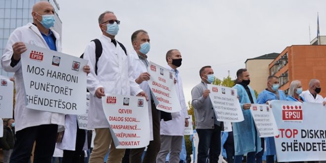 Federata e Sindikatave të Shëndetësisë, ka protestuar para Qeverisë me kërkesë për ligjin lidhur me pagat