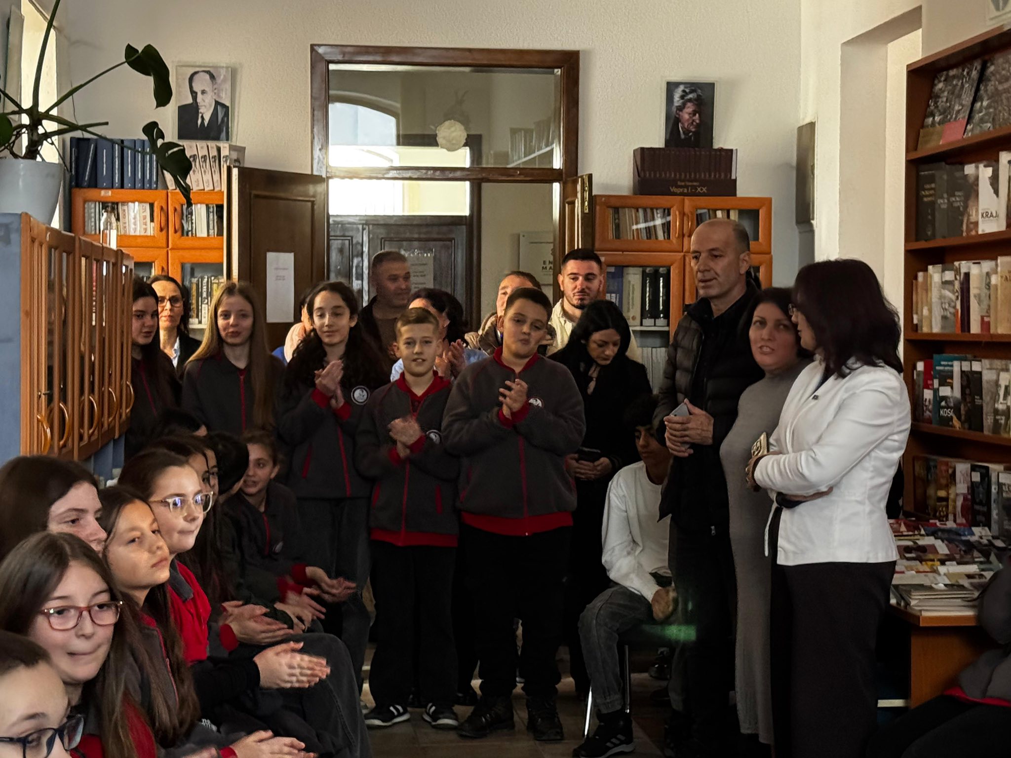 Shpallen  Lexuesit e Vitit 2025  në bibliotekë   aktivitet i pasuruar me kuiz historie dhe pika muzikore