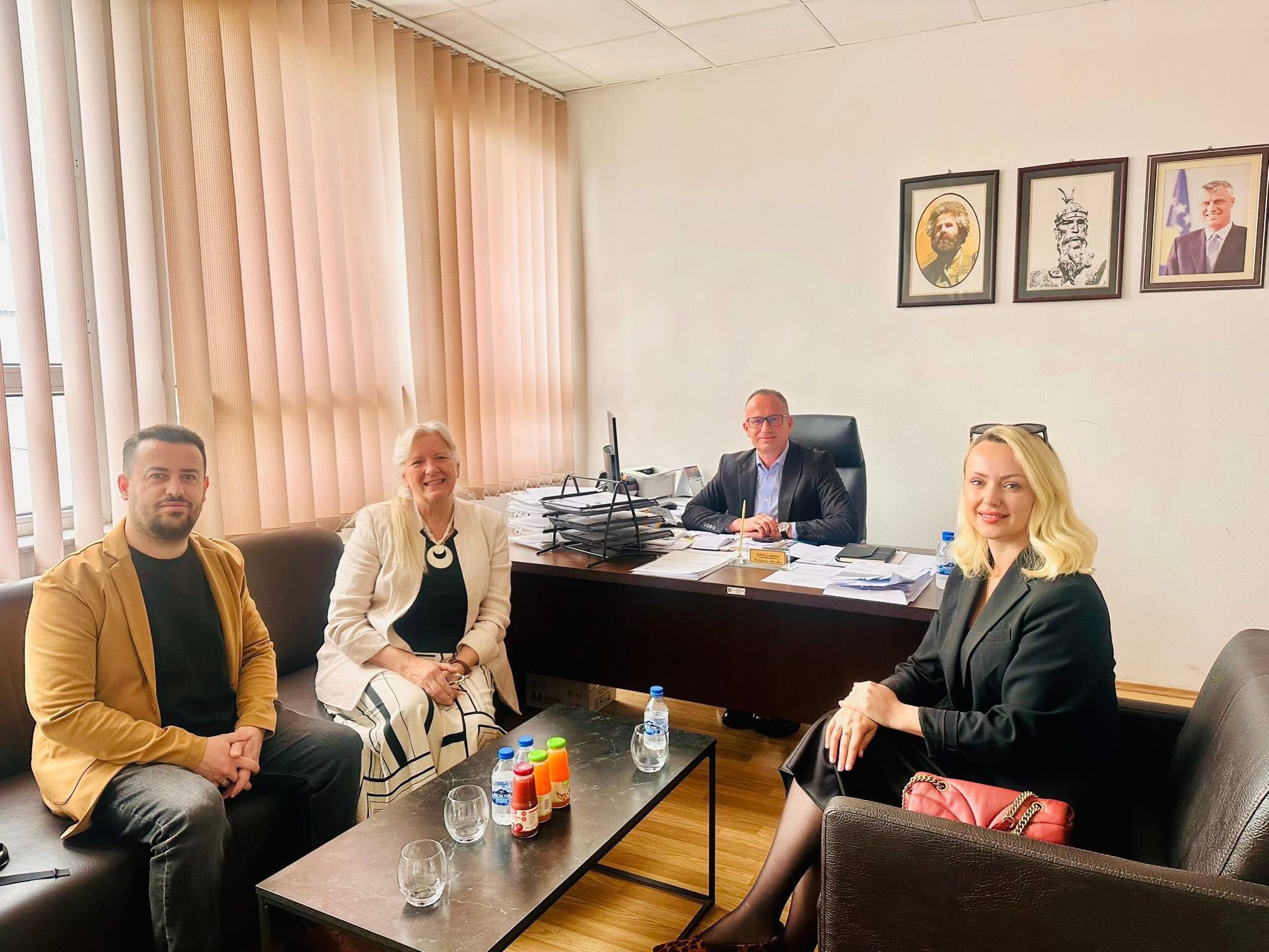 Drejtori Afrim Llabjani falënderon profesoreshën Julie Tompkins Wagner për kontributin 12 vjeçar në arsim