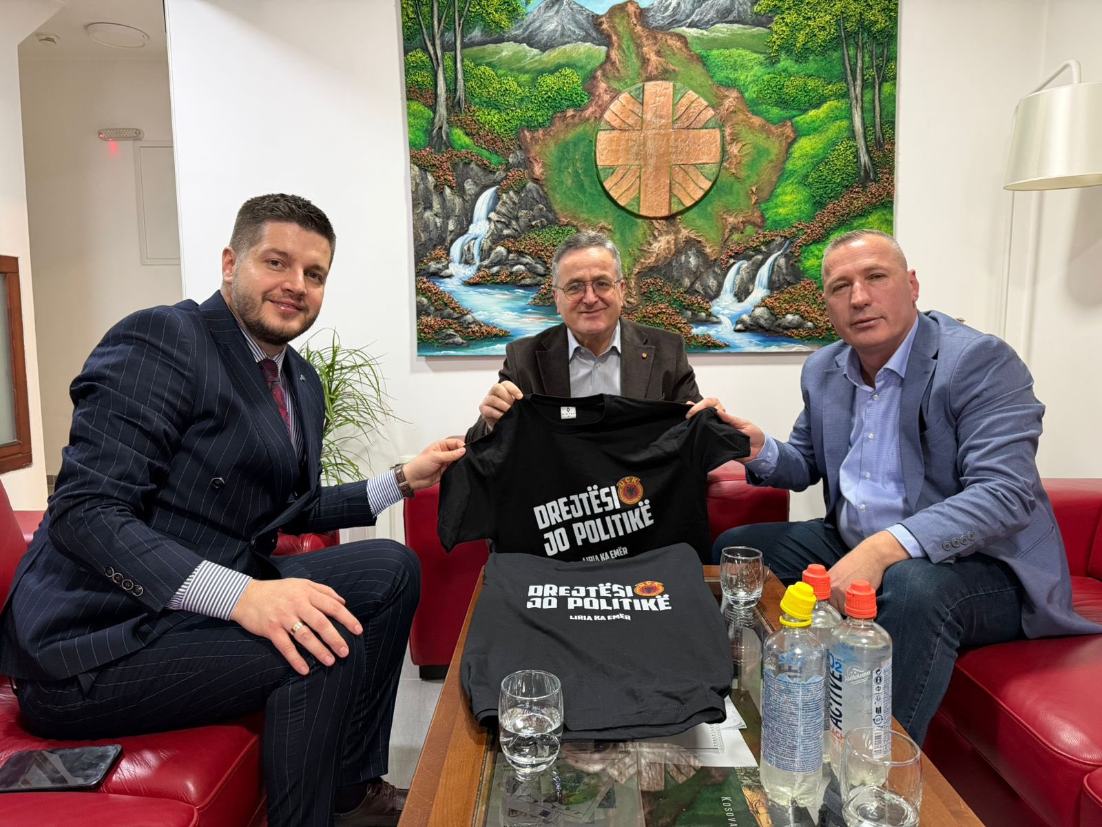 Fushata  Drejtësi   jo politikë  zgjerohet me mbështetje nga Kisha Katolike në Ferizaj