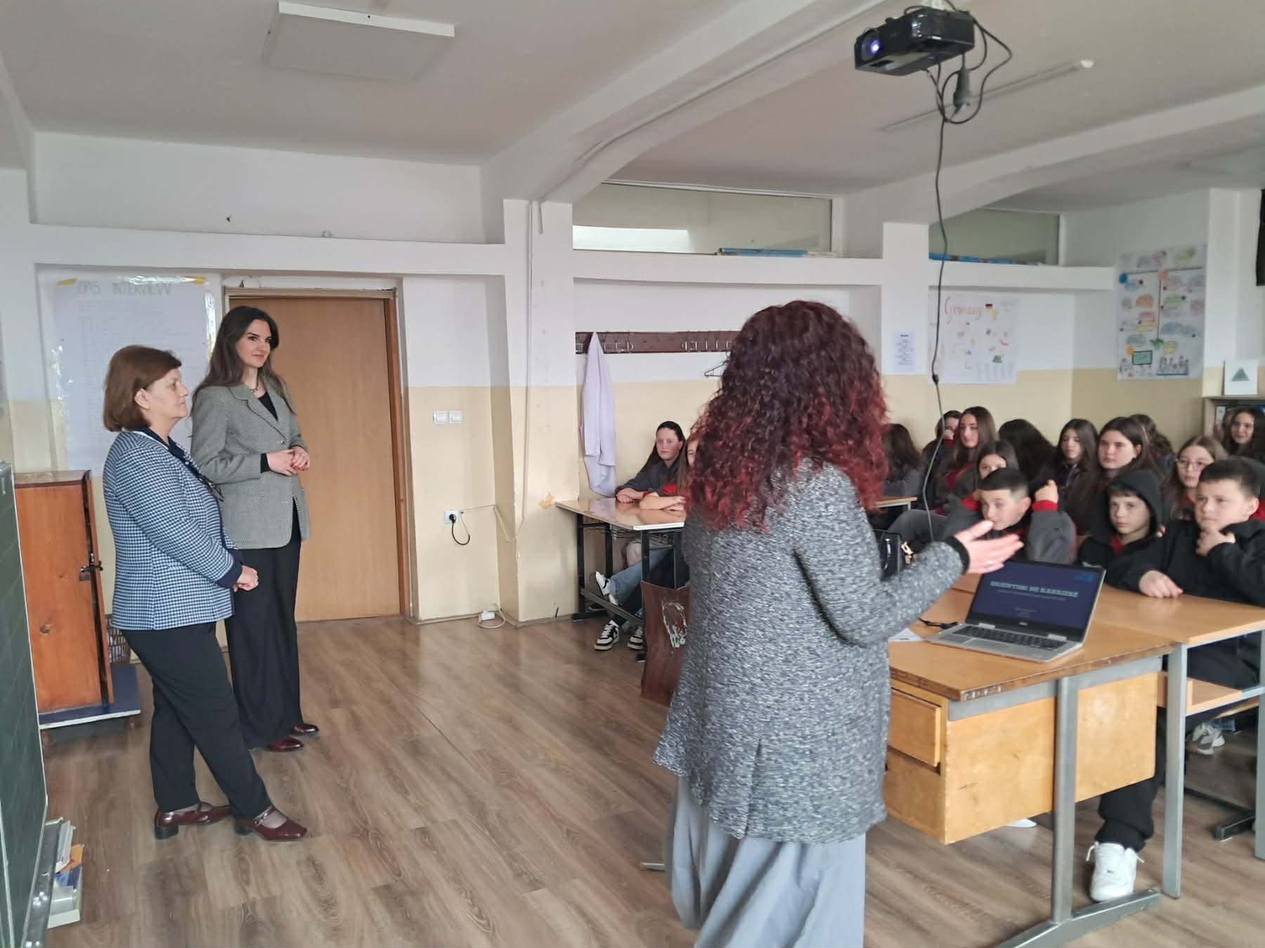 Ligjëratë për orientim në karrierë dhe fuqizimin e vajzave në STEM në SHFMU  Ahmet Hoxha  në Ferizaj