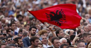 Sot u mbushen 22 vjet nga vrasjet e tre martirëve në Gostivar, në mbrojtje të Flamurit kombëtar shqiptar