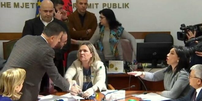 Kryetari i Partisë Demokratike, Lulzim Basha reagoi kundër dhunës në drejtim të kryetares së Komisionit të Medias, Flutura Açka