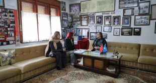 Eliza Hoxha nga “Liria ka Emër” viziton Nënën Ferdonije Qerkezi në Gjakovë