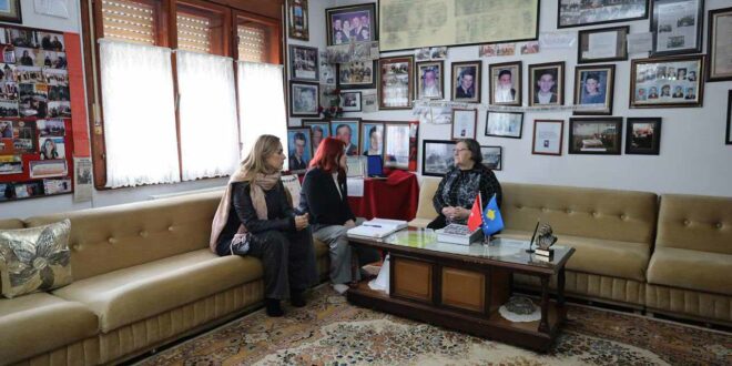 Eliza Hoxha nga “Liria ka Emër” viziton Nënën Ferdonije Qerkezi në Gjakovë