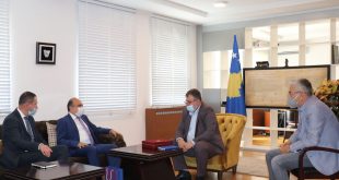 Ministri Kuçi e pret në takim udhëheqësin e Odës Tregtare Kosovaro -Turke, Abdurrahman Balkiz dhe Esin Muzbeg