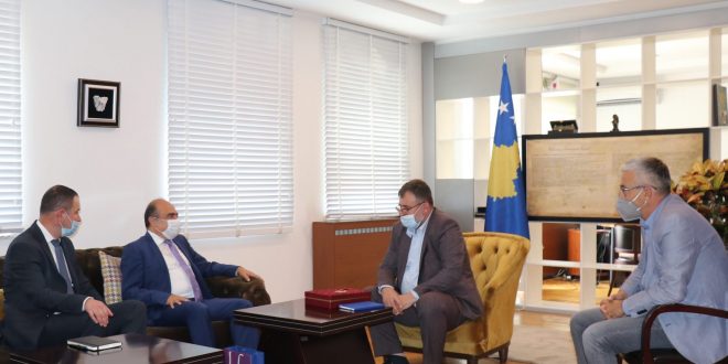 Ministri Kuçi e pret në takim udhëheqësin e Odës Tregtare Kosovaro -Turke, Abdurrahman Balkiz dhe Esin Muzbeg