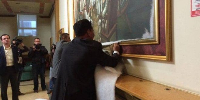 Behxhet Pacolli i kërkon Kurtit zbulimin e pikturave në hollin e Kuvendit