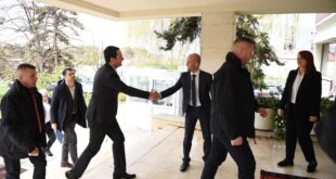 Kryeministri Kurti vizitoi Agjencinë Kadastrale të Kosovës