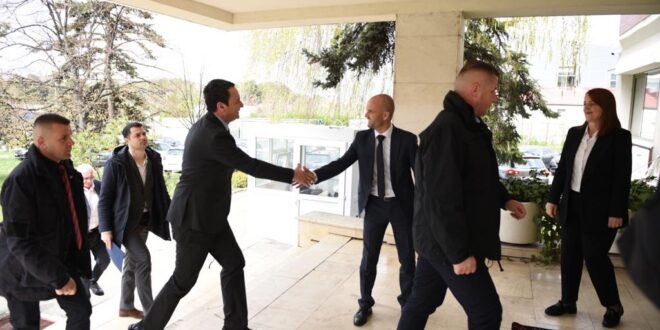 Kryeministri Kurti vizitoi Agjencinë Kadastrale të Kosovës