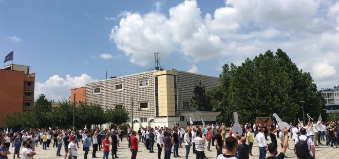 Shoqata e Gastronomëve organizon marsh protestues për të kërkuar hapjen e tërësishme për bizneset