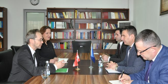 Ministri i Arsimit, Shyqiri Bytyqi është takuar me ambasadorin e Austrisë në Kosovë, Gernot Pfandler