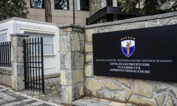 Kushtetuesja pa afat për vendimin ndaj dekretit të Osmanit   vendi në pritje  institucionet të bllokuara