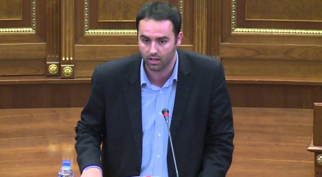 Qeveria Konjufca rrëzohet në Kuvend  Kosova drejt zgjedhjeve të reja