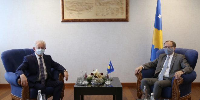 Koordinatori shtetëror për dialogun, Skënder Hyseni e njofton Hotin për takimet e realizuara në Bruksel