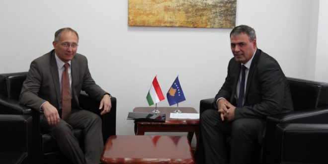 Haki Demolli priti sot në një takim zyrtar ambasadorin e Hungarisë në Kosovë, Laslo Markus