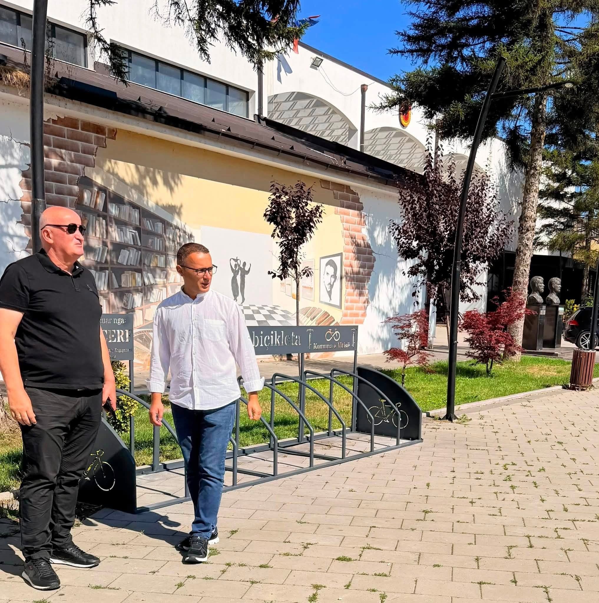 Kryetari Haliti përuron parkingun e ri për biçikleta në Viti