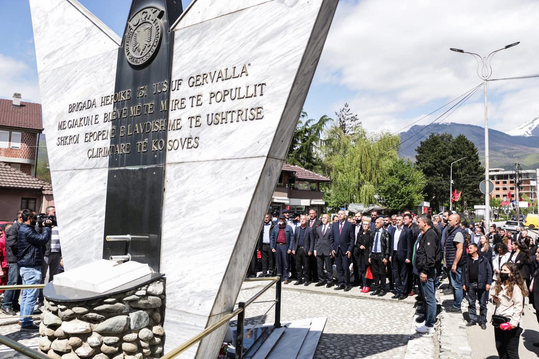 Ramush Haradinaj ka kujtuar Dëshmorët dhe Martirët e Deçanit në Ditën e Përkujtimit