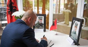Haradinaj: Oficerët e Ushtrisë Shqiptare, nëntetare Zarife Hasanaj dhe major Klodian Tanushi, nderuan flamurin dhe atdheun