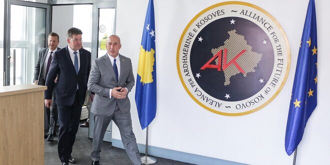 Kryetari i AAK-së, Ramush Haradinaj, priti në takim emisarin e Bashkimit Evropian për dialogun Kosovë-Serbi, Miroslav Lajçak