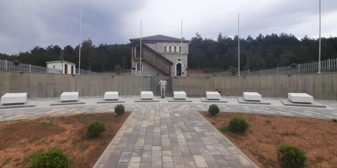 Eprori i lartë i UÇK-së, Hisen Berisha ka bërë homazhe në shënim të 24-vjetorit të rënies së dëshmorëve të lirisë, në Morinë të Gjakovës