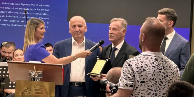 Prof. Dr. Hivzi Muharremi shpallet “Qytetar Nderi” i Pejës në 27-vjetorin e çlirimit