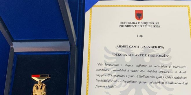 Kryetari i Shqipërisë, Ilir Meta ka dekoruar dëshmorin, Ahmet Cami