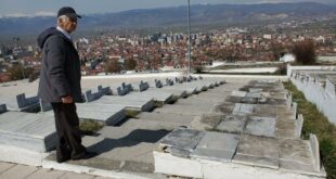 Xhevdet Shehu: Vandalizohen varret e 35 dëshmorëve të Atdheut në Korçë