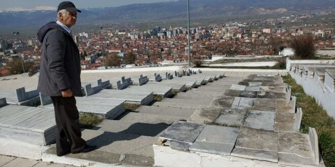 Xhevdet Shehu: Vandalizohen varret e 35 dëshmorëve të Atdheut në Korçë