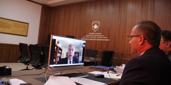 Ministri, Vesel Krasniqi, zhvilloi një bisedë virtuale me ambasadorin amerikan në Kosovë, Philip S. Kosnett