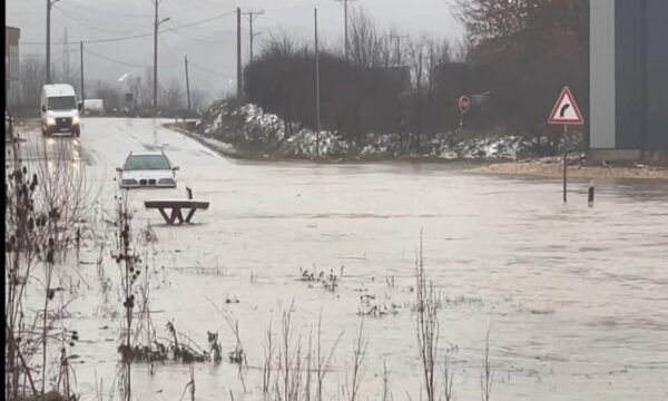 Për shkak të përmbytjeve nga uji  disa rrugë janë të pakalueshme